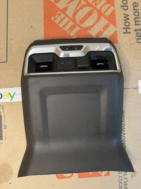 84602957 Gm Trucks 19 - 22 Gmc Sierra Denali 1500 Rear Trim With Vent And Seat Hear A/c Control Bezel