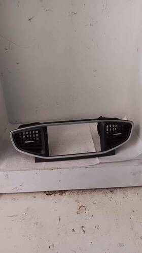 84740-g2100 Hyundai 8470g2100 Ioniq Ae Navigation Screen Heating Vents Bezel 88kw