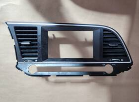84741-f2200 Hyundai 2017-2018 Elantra Center Dash Radio Bezel With Air Vent Oem