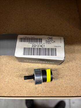 2021374c1 International Navistar - Switch Air Pressure