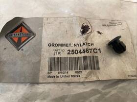 2504467c1 International Genuine Nylatch Grommet A/c Grille New Oem