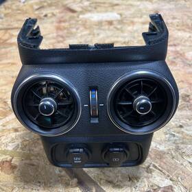 84640-j5000wk Kia 18-23 Stinger Rear Console Air Vent With Usb Charger Cover Damaged