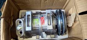 27630-30z5d Nissan Ud New In Box Old Stock Truck Ac Compressor 2763030z5d 7.7l