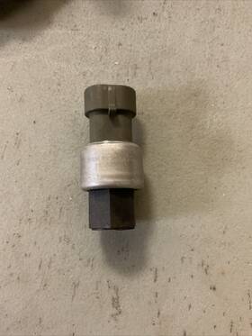 18-04331 Peterbilt Pconiv/e79 Ac Low Pressure Switch Mf New Old Stock